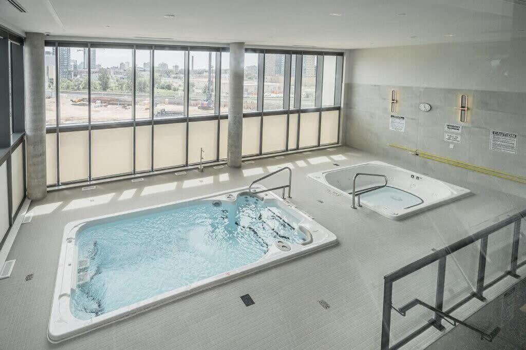 Stylish 2Br Condo - Balcony - Stunning City View Kitchener Extérieur photo