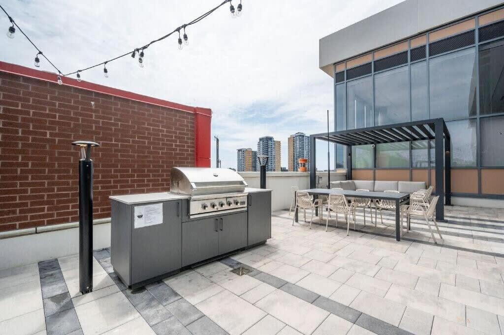 Stylish 2Br Condo - Balcony - Stunning City View Kitchener Extérieur photo