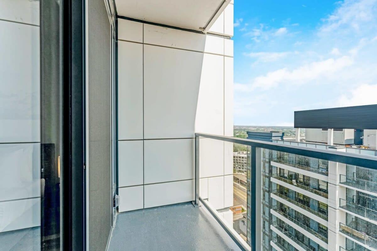 Stylish 2Br Condo - Balcony - Stunning City View Kitchener Extérieur photo