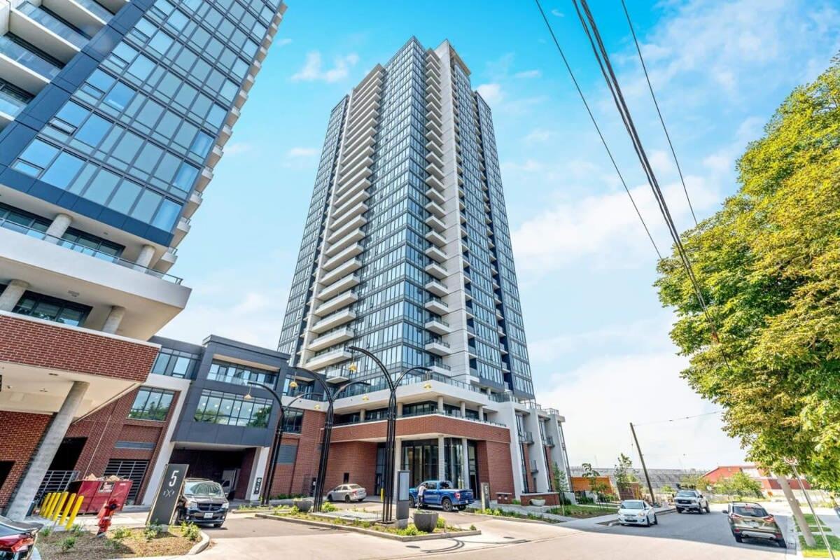 Stylish 2Br Condo - Balcony - Stunning City View Kitchener Extérieur photo